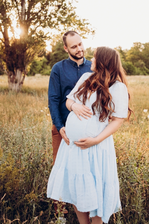 Schwangerschaftsfotografie, Babybauchfoto, Mann mit schwangerer Frau